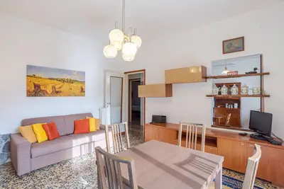 Bright apt with 2 bedrooms, balcony!