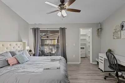 Image de Sleek condo Uf crossing