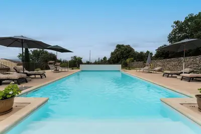 Image de Appartement 'Lou Recati La Ribelle En Provence' avec vue sur la montagne, Wi-Fi et climatisation