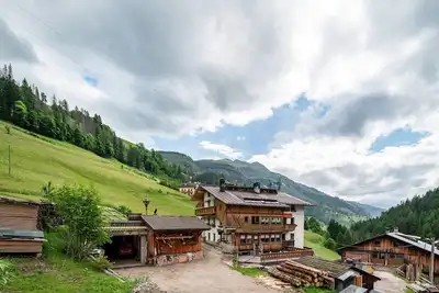 Appartement 'Appartamento La Mirandola Blu' avec vue sur la montagne, terrasse privée et Wi-Fi