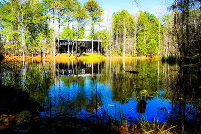 Image de Black Pearl Lodge @ DeGray. Small event venue or fun family getaway!