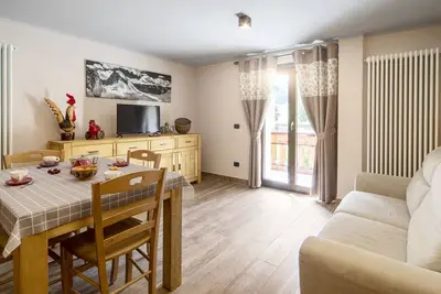 Image de Appartement '4061 Maison Gerard - Torre Del Gran St. Pietro' avec vue montagne, jardin et Wi-Fi