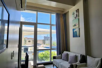 Image de High Ceiling Home by the Pool w/ *Beach, Wi-Fi & Netflix