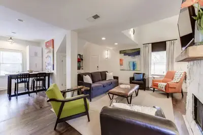 Image de Safe, convenient Vacation Rental in Midtown - Sleeps 7 w/3 full bathrooms!