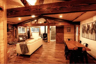 Image de Remodeled cabin w\/ Hot Tub, Bunk house on 2 acres!