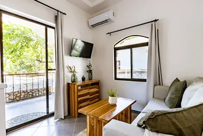 Image de Charming condo just steps away from the town and beach!