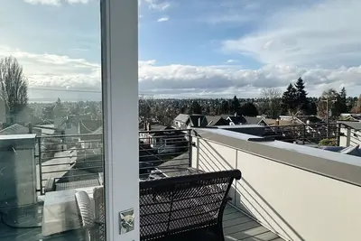 Image de High End, Modern Retreat w\/ Mountain Views Perched on the Phinney Ridge