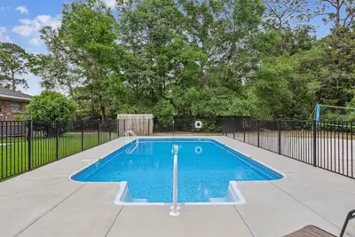 Image de Brand New Private Pool | Huge Open Lot |Corn Hole and Volleyball |Convenient to Airport and Shopping