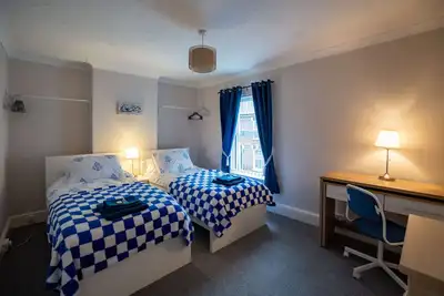 Image de Gloucester City - Birchmore House - 2 Bedroom End Terrace Property Near To City Centre & Hospital With On-Street Parking - Sleeps 5 - Great for Hospital Workers & Contractors