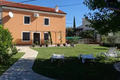 Image de Adorable maison avec jardin et cuisine extérieure