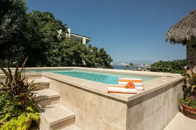 Image de Elegant Mexican 3b/3b Private Pool Home on the hill above Romantic Zone. - D