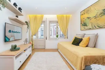 Image de Colorful Bright Flats w/ Balcony by Host Wise