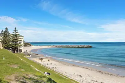 Image de Welcome to our three-bedroom, one bathroom beach apartment that's ideal for friends, families or bus