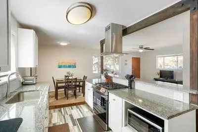 Image de Remodeled! By Park and Lake, Dog Friendly