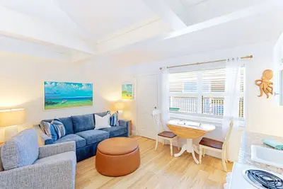 Image de Gertrude's Siesta |1 min walk to Beach Path | Near Dining, Music, Hammocks & Sunsets!