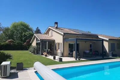 Image de Aux portes de Montauban, maison avec jardin, piscine et jacuzzi.