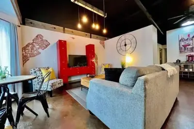 Haven at Hazel ~ Downtown Studio, stylish and centrally located on the square.