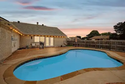 Image de Charming 3 Bedrooms, Escape w Pool, Yard, Foosball