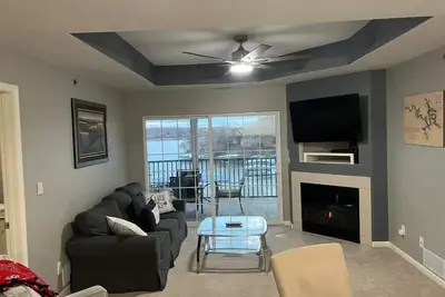 Image de Lovely 3-bed 3-bath condo right on the lake