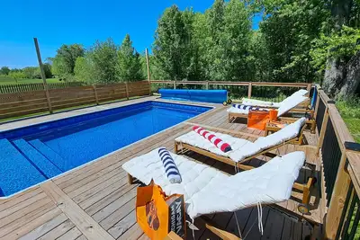 Image de Dog-friendly home near Lake Michigan pool hot tub