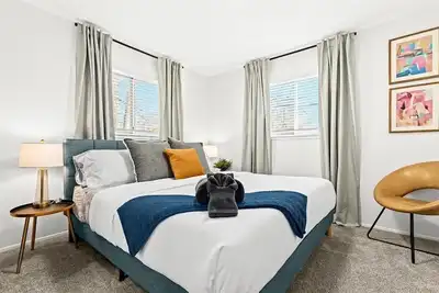 Image de Bright and Stylish 2br Home! Walk to Downtown/Near Freeways/Private Backyard