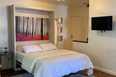 Image de Industrial Modern Studio in Hillcountry river area