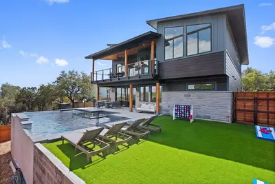 Image de Breathtaking oasis with pool, hot tub, 2 master suites, near lake, park & golf!
