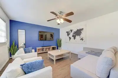 Image de King bed with Pool table, decked patio and, gym.
