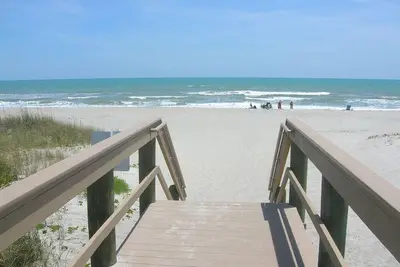 Image de Direct Ocean Condo 2br, 2ba, In The Heart Of Cocoa Beach! !