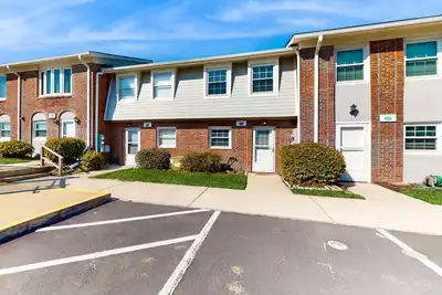 Image de Charming beach condo with seasonal pool & washer/dryer - steps from the ocean