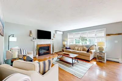 Image de Dog-friendly home with 2 firepits & great deck - 1 mile to Megansett Beach