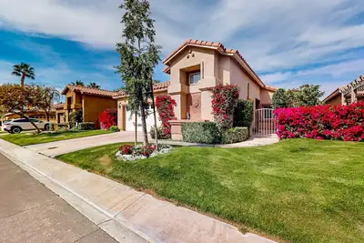 Image de Dog-friendly sunny home with mountain views, pool, hot tub, fireplace, & Ac