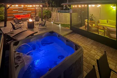 Image de Renovated Sanctuary w/hot tub, pool, Backyard grill, screened-in lanai