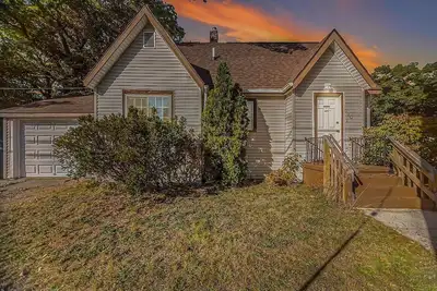 Image de Cozy 2 Bedroom with King Bed, 2 Full Bathrooms Conveniently located in the heart of Muskegon! ! !