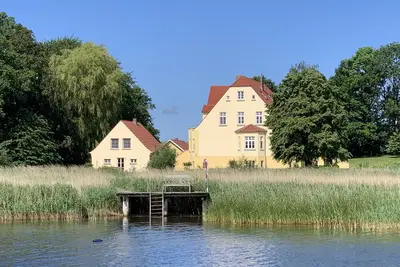Image de Appartement de vacances \"Gut Grubnow Rügen - 2\" avec vue sur lac, jardin partagé et Wi-Fi