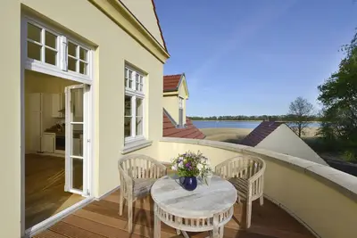 Image de Appartement 'Gut Grubnow Rügen - Ferienwohnung 7' avec vue sur lac, jardin partagé et Wi-Fi