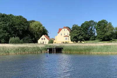 Image de Appartement de vacances \"Gut Grubnow Rügen - 1\" avec vue sur le lac, jardin partagé et Wi-Fi
