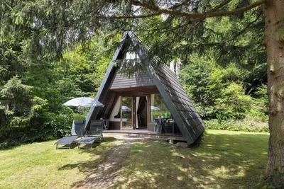 Image de Maison de vacances 'Ferienhäuser Am Waldschlößchen' avec vue sur la montagne, terrasse et jardin
