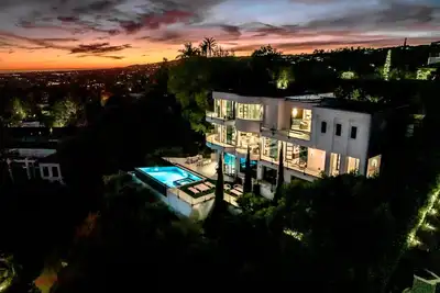 Image de Crystal Palace at the crest of Beverly Hills. A world traveler's paradise.
