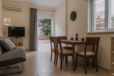 Image de 5 minutes to the sandy beach of Tolo. Family sized apartment with a courtyard.