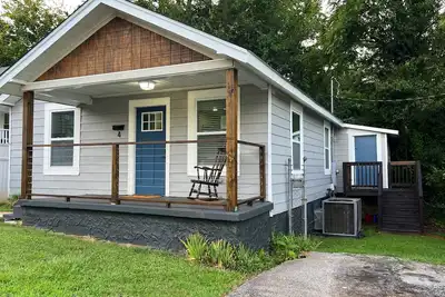 Image de Enjoy your stay in the West End of Greenville in our Mill Village House