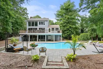 Image de New 2024 Poolside Perch - Fabulous New Seabury Home with a Heated Swimming Pool