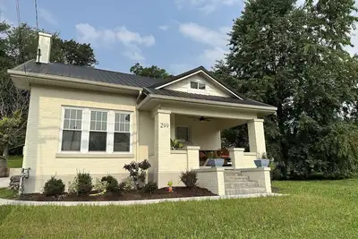 Image de New Downtown Irvine 3/2 home w/king bed. Near Red River Gorge, Berea, Lex.