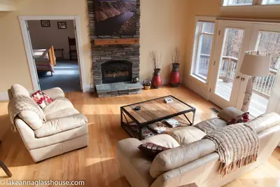 Image de Glass House on Lake Anna - Lakefront house with private dock