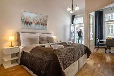 Image de Spacious 2-bedroom apartment in Old Town by easyBNB