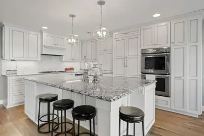 Image de Cozy lake house on Lake Minnetonka! Entertainment areas w\/boat slip.