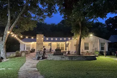 Image de **New** Tcu area \"Westcliff Hideout\" 3 Br\/2. 5 Ba Beautiful Shaded Outdoor Space