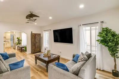 Image de East Los Angeles Home - 7 Mi to Downtown!
