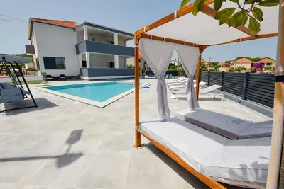 Image de Agréable appartement avec Wifi, piscine privée, climatisation, Tv, patio et animaux admis