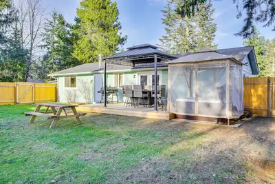 Image de Charming Arlington Home w/ Hot Tub & Fenced Yard!